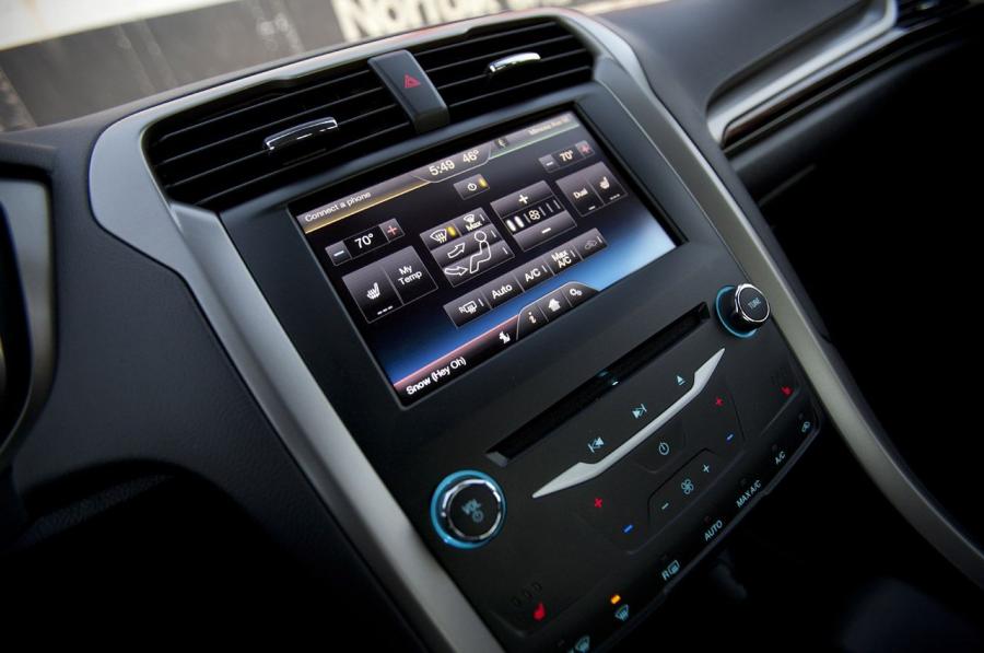  Ford Fusion Hybrid SE 2013 года  (фото 10 из 26)